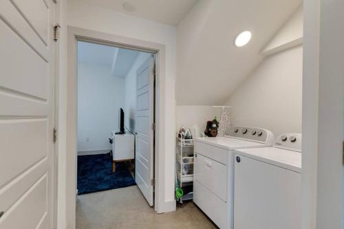 Urban-Chic Condo 1mi to New SC Stadium! in Nashville, USA