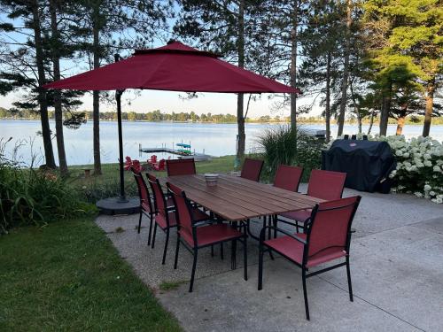 Redwood Retreat by the Lake in Oscoda, USA