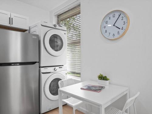 Shadyside, Central !2 Bright and Stylish Studio with Free Parking in Pittsburgh, USA