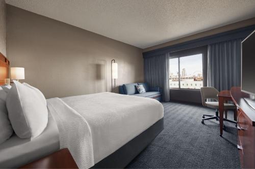 Courtyard by Marriott St. Louis Downtown West - image 7
