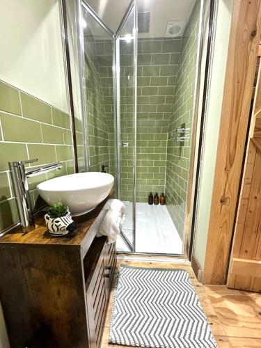 Sparrow Cabin Hot Tub in Barham