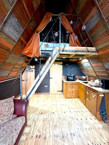 Sparrow Cabin Hot Tub in Barham