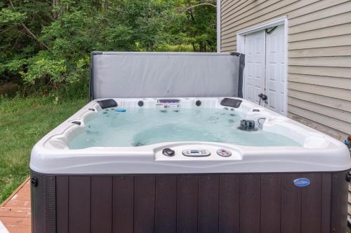 Maplewood Manor 8BR, Hot Tub, Gym, Fire Pit in Jewett, USA