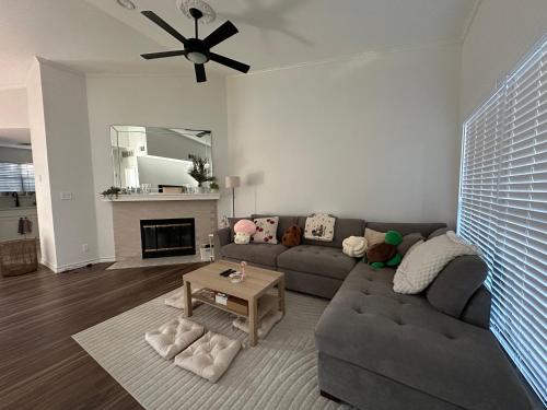 Cozy Condo Private Room, 10 Mins from AT&T Stadium, Gated, Free Parking, & In-Unit Laundry in Tarrant, USA