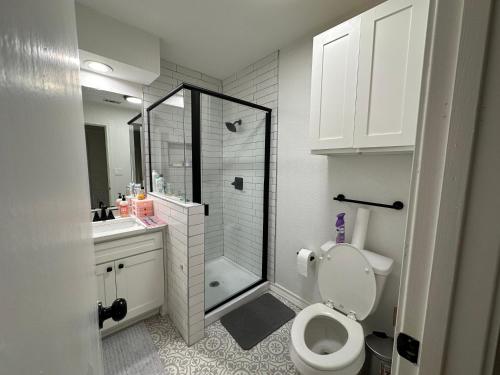Cozy Condo Private Room, 10 Mins from AT&T Stadium, Gated, Free Parking, & In-Unit Laundry in Tarrant, USA
