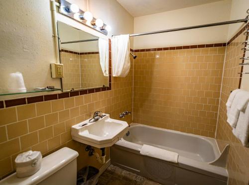 Four Winds Motel - image 13