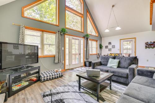 Family Home with Private Hot Tub in Arrowhead Lake! in Pocono Lake, USA
