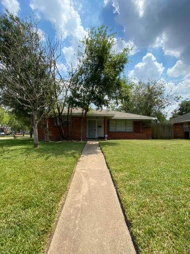 Charming 3Bdrm Retreat Near HCU in Houston, USA
