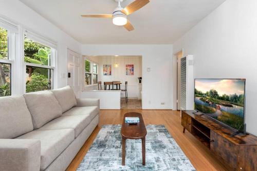 Modern Venice 1BR Apartment Steps to the Ocean in Los Angeles, USA