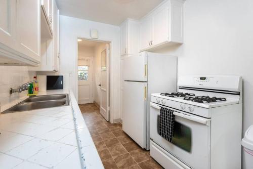 Modern Venice 1BR Apartment Steps to the Ocean in Los Angeles, USA