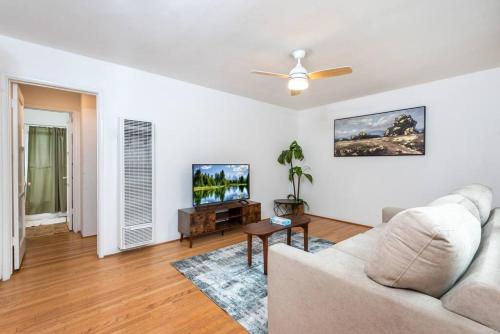 Modern Venice 1BR Apartment Steps to the Ocean in Los Angeles, USA