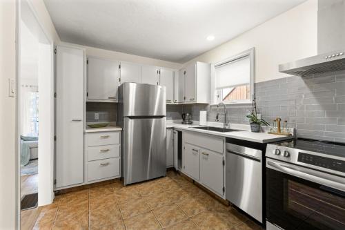 Spacious 4 bedrooms, 5 beds home - 3 Minutes to Downtown Moncton