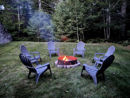 Cozy Log Home across from Phillips Lake-Four Season Fun