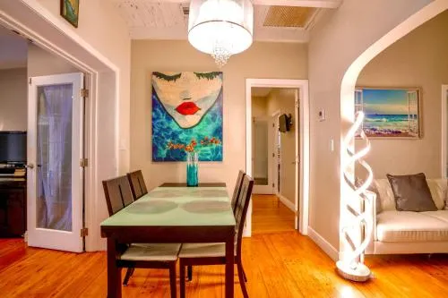 Entire private Beautiful 2 Bedroom plus Den House with gated front&back yard and Free parking 10min drive to Miami Beach photo 2