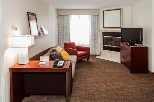 2 queen beds, 1 sofa bed