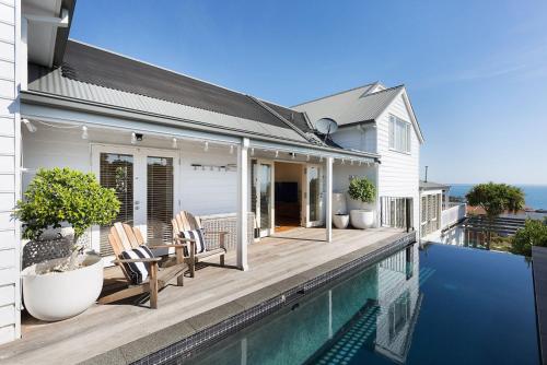 Hamptons Retreat - Stunning Panoramic Water Views and Pool
