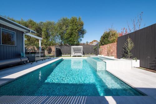 Missy's Escape - Luxe Family Entertainer Pool Spa Walk to Beach – khách sạn tại Mornington