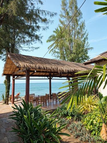 A Little Bungalows By Beach in Mae Nam