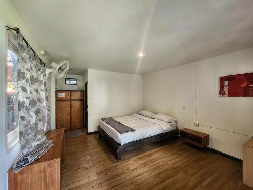 Budget Double Room image 5