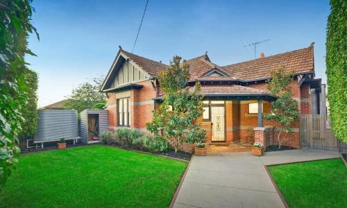 منزل 10 متر مربع من 4 غرفة و3 حمام خاص في Glen Iris (Camberwell Holiday Home With Pool) in Camberwell