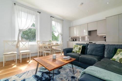Modern Spacious 2 Bedroom Flat near Richmond Park, Londyn