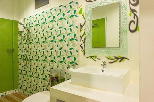 room detail thumbnail 2