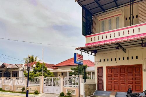 Фасада на хотела, RedDoorz Syariah @ Jalan RJ Junjungan Lubis Pandan in Aek Tolang