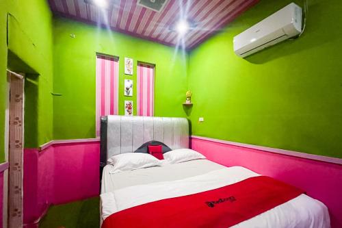. RedDoorz Syariah at Jalan RJ Junjungan Lubis Pandan