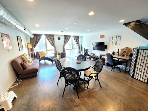 XL Two Story Luxury Unit with FREE Street Parking! in Philadelphia, USA