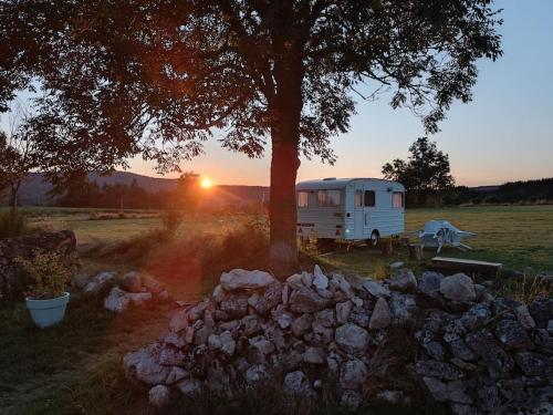 Apkārtne, Caravane Vintage insolite avec jacuzzi au calme in Sauvessanges