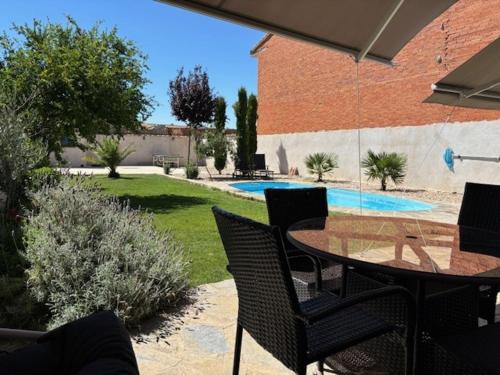 Villa Mandrés. Casa con jardín y piscina. Proximo a Puy Du Fou. - La Puebla de Montalbán