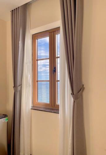 Deluxe Double Room with Balcony and Sea View image 3