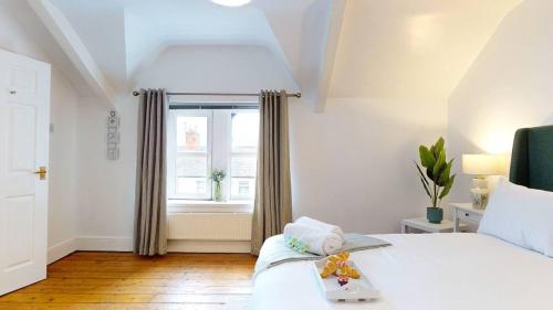 Large 2-Bed Apartment in Cardiff - Tap to explore photos