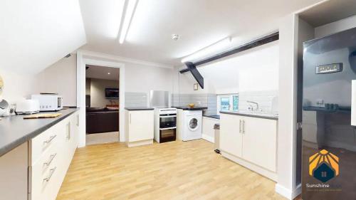 4 Bed Apartment- With Cosy Pub - Food/Drink 10%off in Pontypool