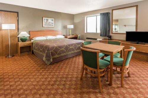 Super 8 by Wyndham St. Charles - image 3