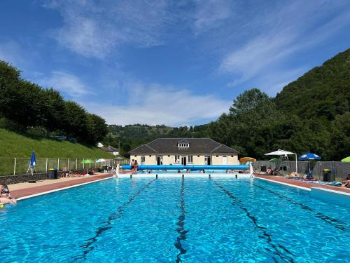 Piscina, Gîte-Auberge du Pont de Lanau (Gite-Auberge du Pont de Lanau) in Neuveglise