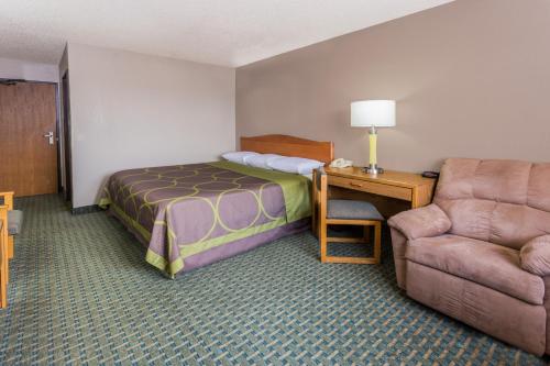 Super 8 by Wyndham St. Charles - image 12