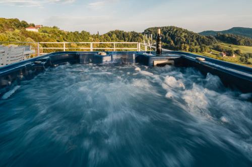 Kümblustünn, Cottage Retreat with Hot Tub & Sauna in Zgornja Kungota
