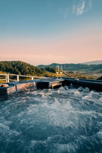Ümbrus, Cottage Retreat with Hot Tub & Sauna in Zgornja Kungota