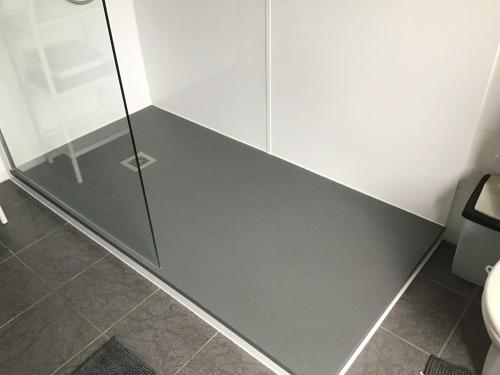 Guesthouse De Steenberg tweepersoonskamer met grote badkamer, kitchenette en tuinzicht op de eerste verdieping