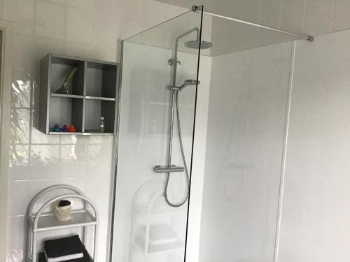 Guesthouse De Steenberg tweepersoonskamer met grote badkamer, kitchenette en tuinzicht op de eerste verdieping