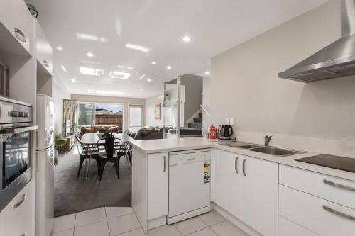 Handy Riccarton Hagley Park CBD 10 Mins - image 4