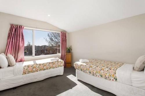 Handy Riccarton Hagley Park CBD 10 Mins - image 2