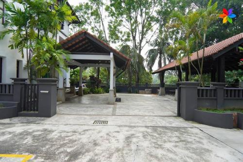 Exterior view, Damansara Villa with Pool - Electronic Dart, BBQ, Karaoke near Bangsar Shopping Centre