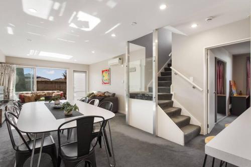 Handy Riccarton Hagley Park CBD 10 Mins - image 3