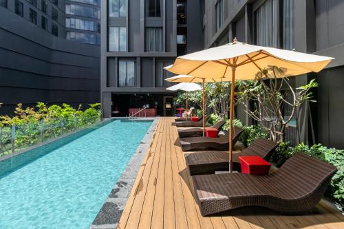 สระว่ายน้ำ, โอ๊ควูด สตูดิโอ สุขุมวิท กรุงเทพ (Oakwood Studios Sukhumvit Bangkok) near สถานีขนส่งเอกมัย