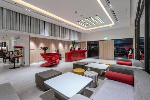 Lobby, Oakwood Studios Sukhumvit Bangkok near Al Andalus