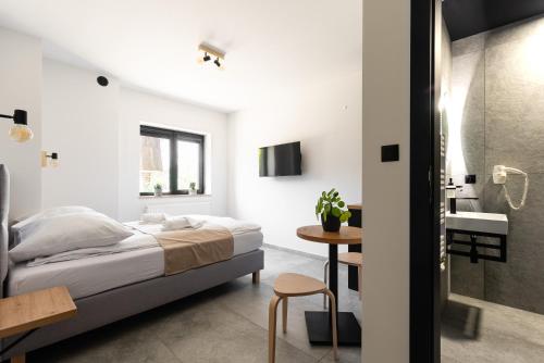 Studio Apartment image 8