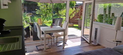 All-in-One Apartment mit eigener Sonnenterrasse im Garten, Düsseldorf