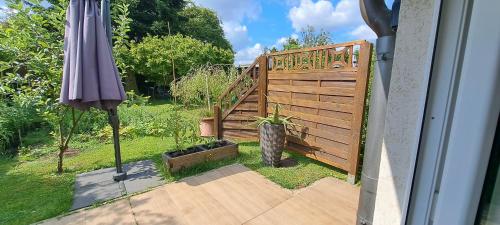 Erkély/terasz, All-in-One Apartment mit eigener Sonnenterrasse im Garten in Unterbach